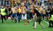 Bizim çocukların maçında ortalık savaş alanına döndü! Lens taraftarları sahaya inip, Lille tribünlerine koştu