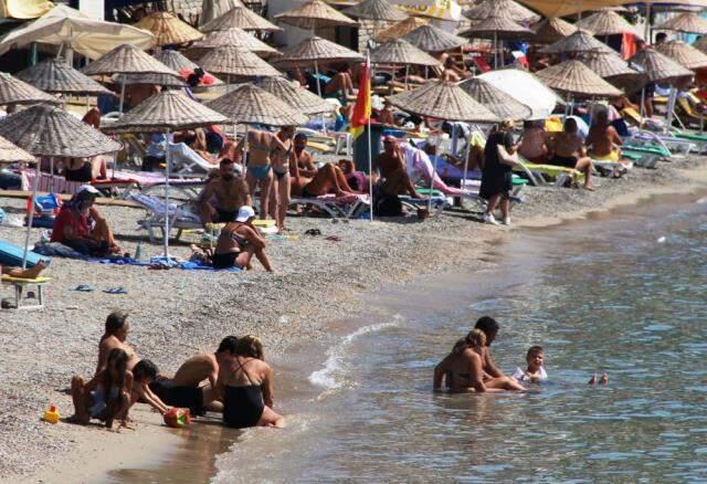 Bodrum'da kavurucu sıcağı gören denize koştu