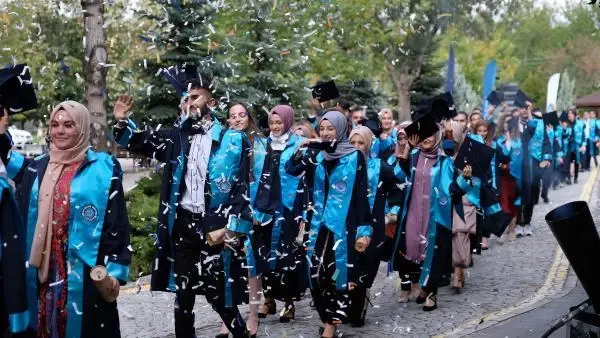 Son dakika haber... BÖLÜM BİRİNCİSİ MEZUNLARDAN 2046 YILINA KREDİ KARTI VE PARA