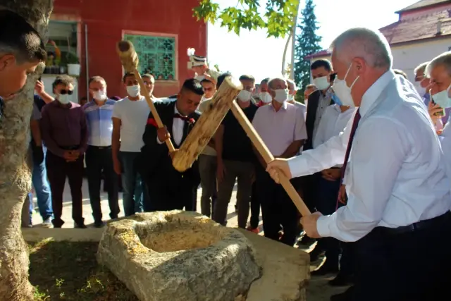 Bucak'ta sünnet ve keşkek dövme şöleni renkli görüntülere sahne oldu