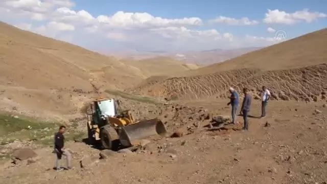 Dağlık alanda mahsur kalan yaralı ineğe ekipler kepçeyle yol açarak ulaştı