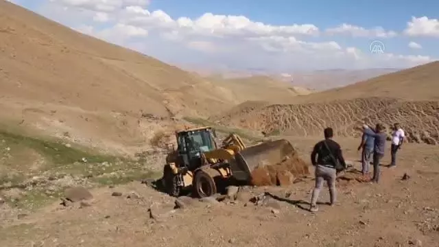 Dağlık alanda mahsur kalan yaralı ineğe ekipler kepçeyle yol açarak ulaştı