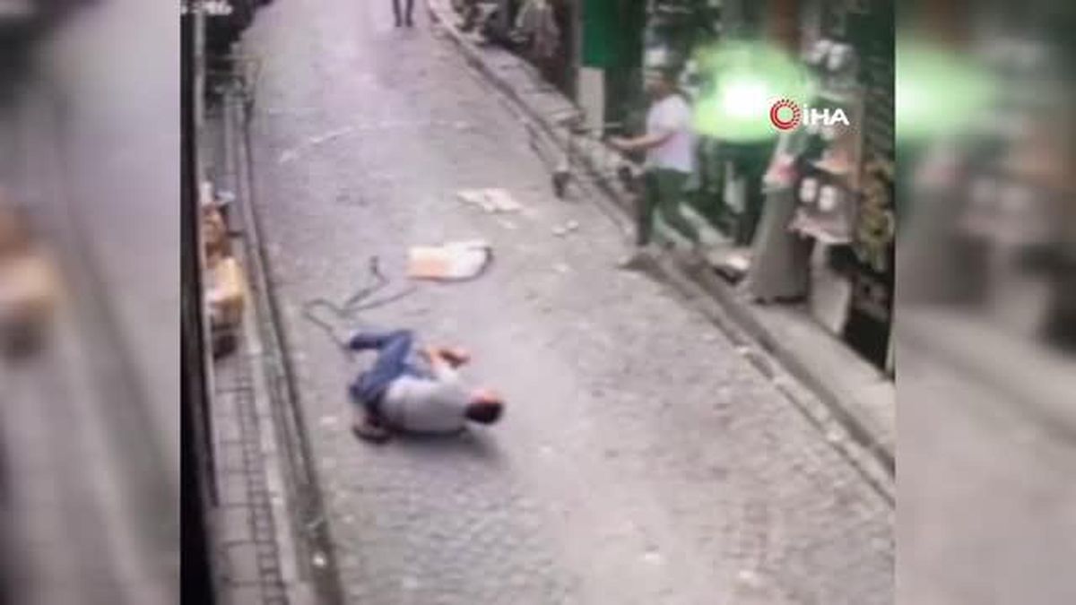 Dehşete düşüren görüntü... Dengesini kaybetti klimayla birlikte aşağı düştü, yaşlı kadın son anda kurtuldu