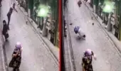 Dengesini kaybedip montajını yaptığı klimayla birlikte aşağıya düştü, yoldan geçen yaşlı kadın son anda kurtuldu