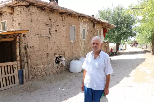 Depremlerin ardından çatlaklar oluşan ev boşaltıldı