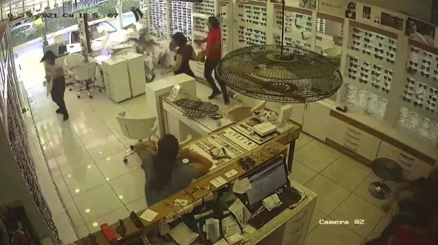Son dakika haberi: Drift atan otomobil iş yerine daldı, ortalık savaş alanına döndü