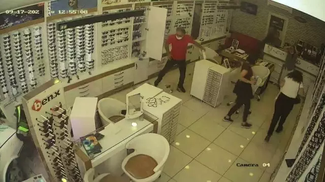 Son dakika haberi: Drift atan otomobil iş yerine daldı, ortalık savaş alanına döndü