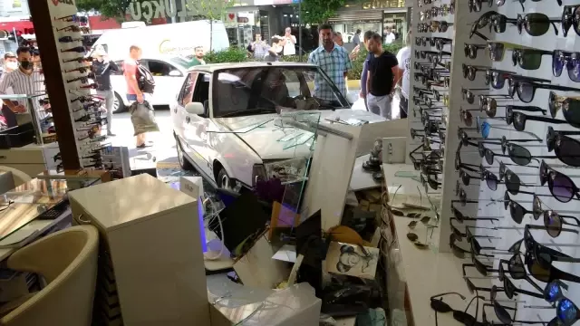 Son dakika haberi: Drift atan otomobil iş yerine daldı, ortalık savaş alanına döndü