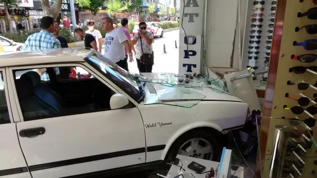 Son dakika haberi: Drift atan otomobil iş yerine daldı, ortalık savaş alanına döndü