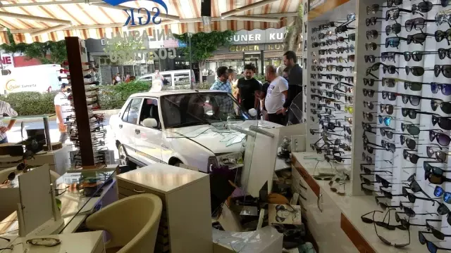 Son dakika haberi: Drift atan otomobil iş yerine daldı, ortalık savaş alanına döndü