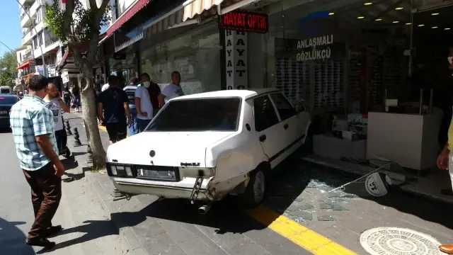 Son dakika haberi: Drift atan otomobil iş yerine daldı, ortalık savaş alanına döndü