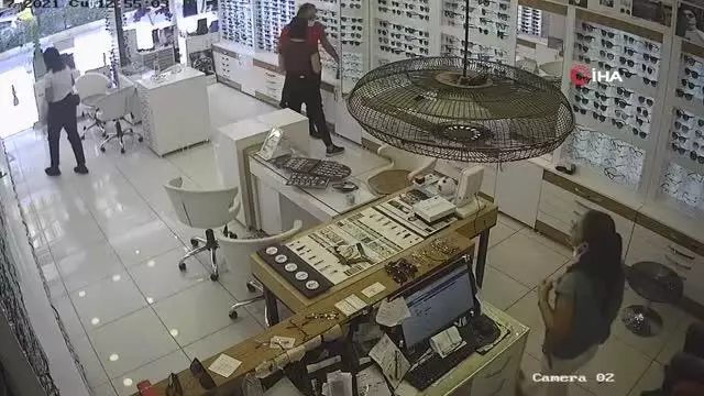 Son dakika haberi: Drift atan otomobil iş yerine daldı, ortalık savaş alanına döndü