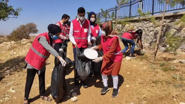 Elazığ'da Kızılay gönüllüleri Dünya Temizlik Günü'nde tarihi Harput Mahallesi'nde temizlik yaptı