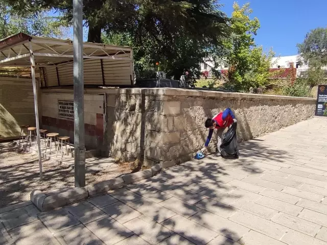 Elazığ'da Kızılay gönüllüleri Dünya Temizlik Günü'nde tarihi Harput Mahallesi'nde temizlik yaptı
