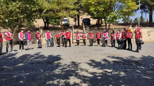 Elazığ'da Kızılay gönüllüleri Dünya Temizlik Günü'nde tarihi Harput Mahallesi'nde temizlik yaptı