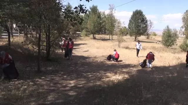 Gönüllüler çevre temizliği yaptı