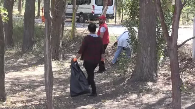 Gönüllüler çevre temizliği yaptı
