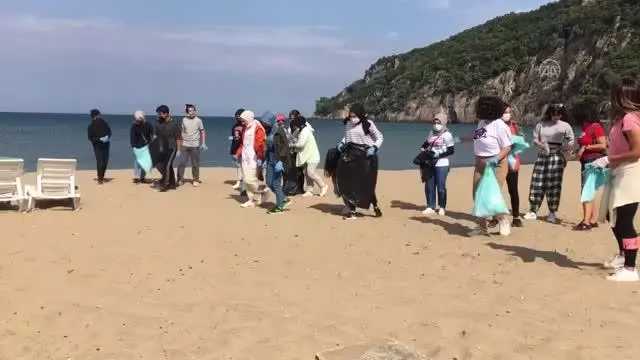Gönüllüler sahilleri temizledi