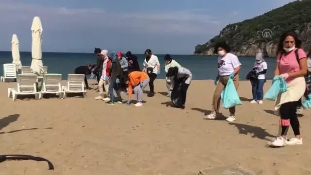 Gönüllüler sahilleri temizledi