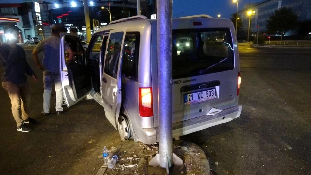 Hafif ticari araç, dönüşü yasak olan yola girdi: 5 kişi yaralandı