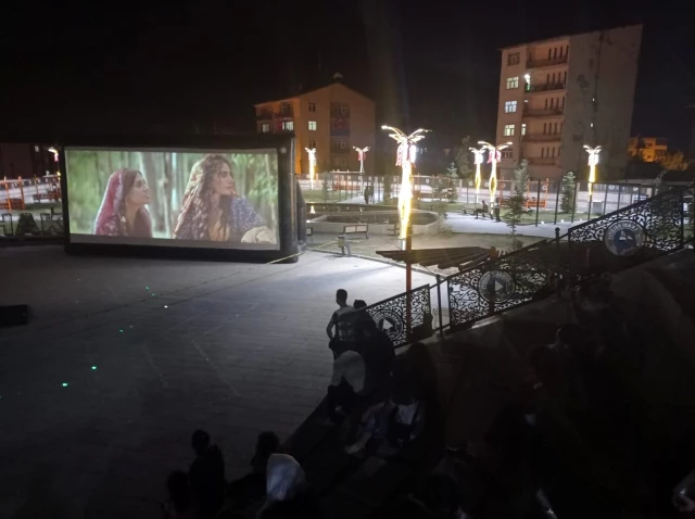 Hakkari Belediyesinin açık hava sineması kentte renk kattı