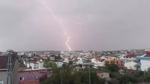 Başakşehir'de çakan şimşekler geceyi aydınlattı