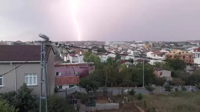 Başakşehir'de çakan şimşekler geceyi aydınlattı