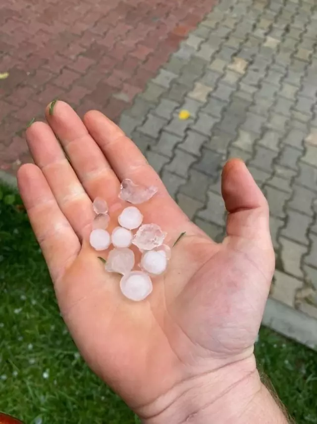 Başakşehir'de çakan şimşekler geceyi aydınlattı