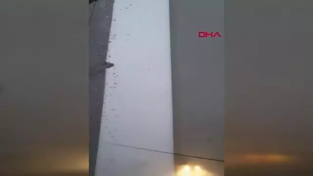 Sultangazi'de çatılar uçtu, araçlar zarar gördü, elektrik kesildi