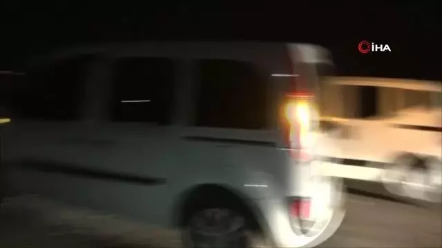 Kaçak mülteci taşıyan kamyonet devrildi: 2 yaralı