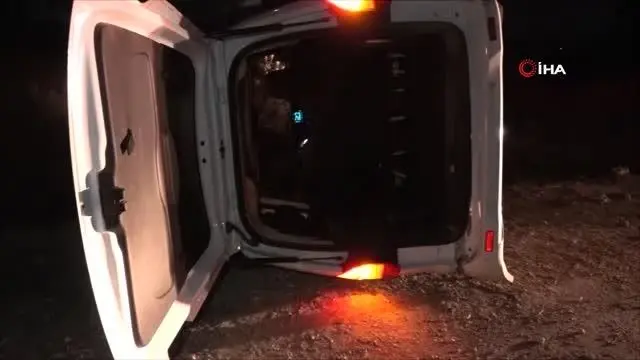 Kaçak mülteci taşıyan kamyonet devrildi: 2 yaralı