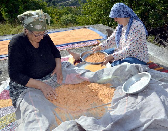 karamursel de kadinlar imece usulu tarhana ya 5 14403412 o
