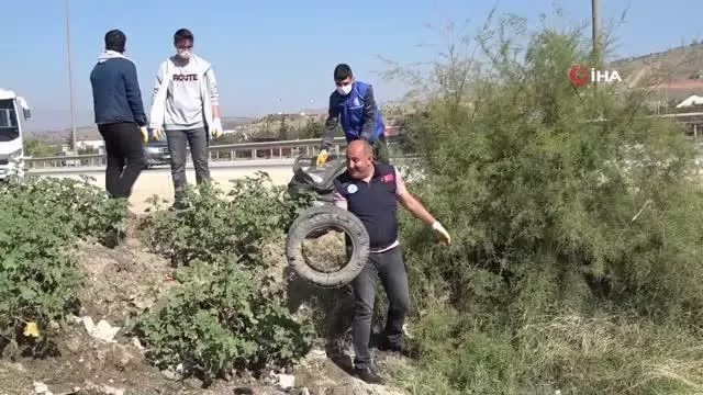 Kırıkkale'de çevreci gençler tonlarca çöp topladı