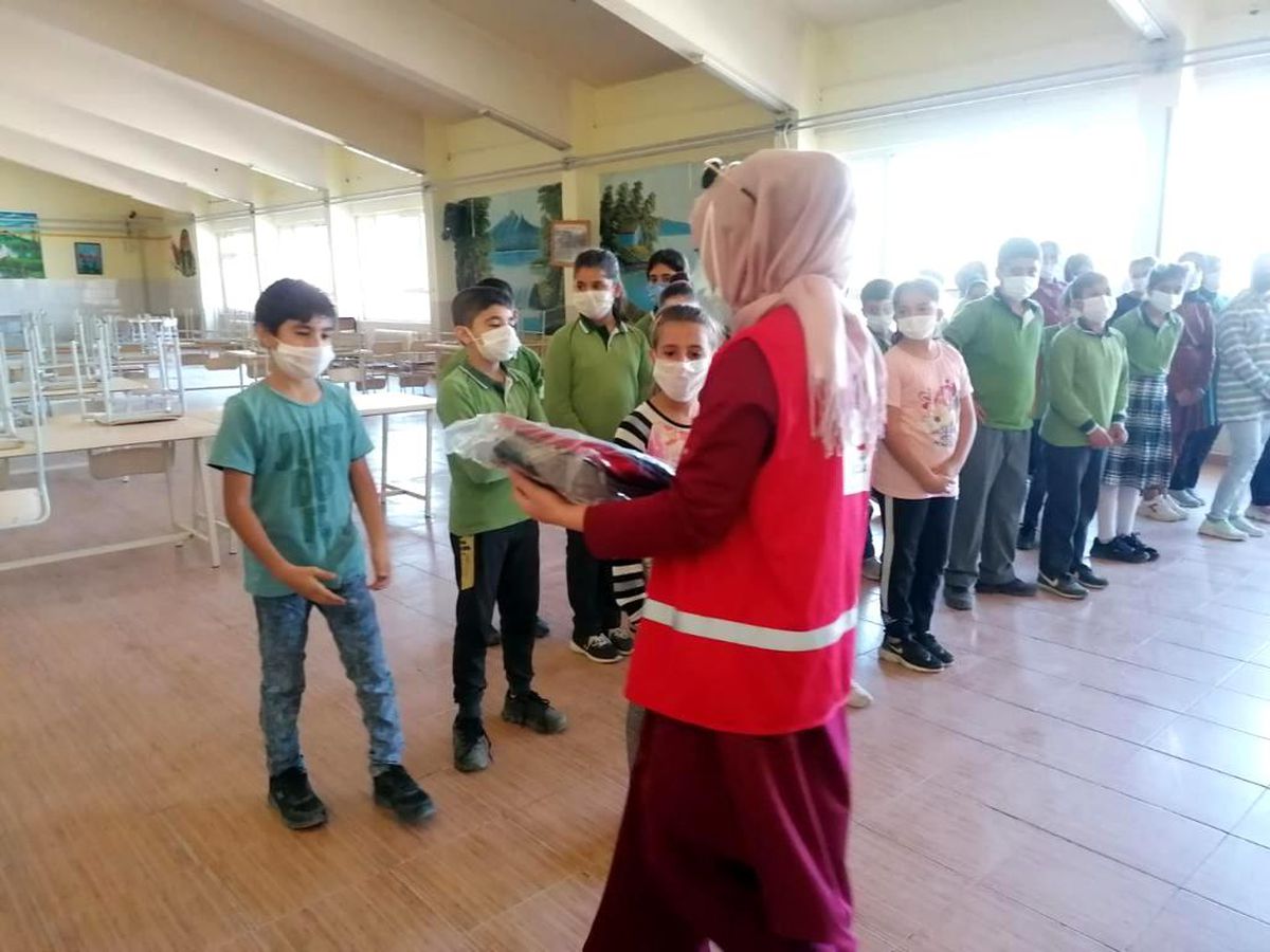 Kızılay'dan öğrencilere okul hediyesi