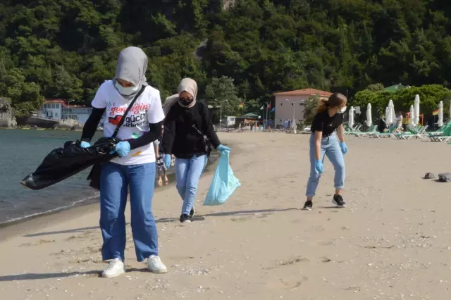 Gönüllüler sahilleri temizledi