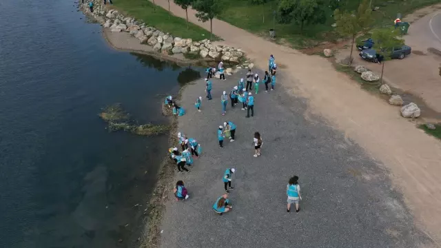 Gönüllüler sahilleri temizledi
