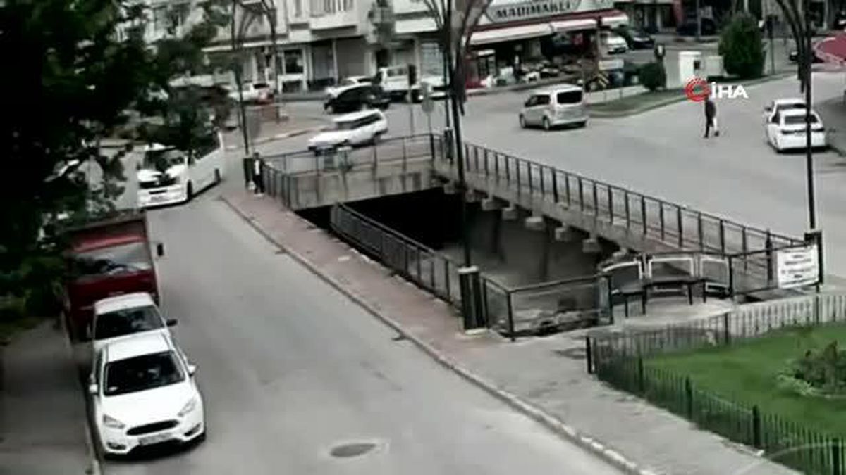 Otomobil dereye uçtu, kazanın güvenlik kamera görüntüleri ortaya çıktı