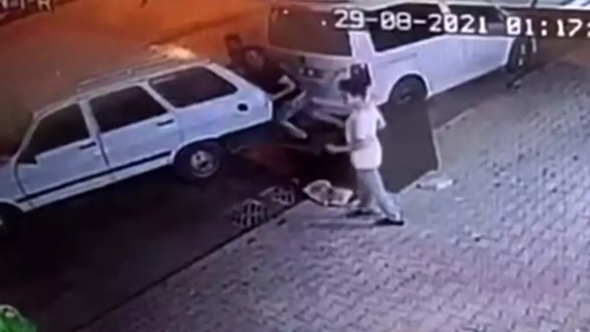 Park halindeyken freni boşalan otomobili, canı pahasına başka bir araca çarpmak üzereyken durdurdu