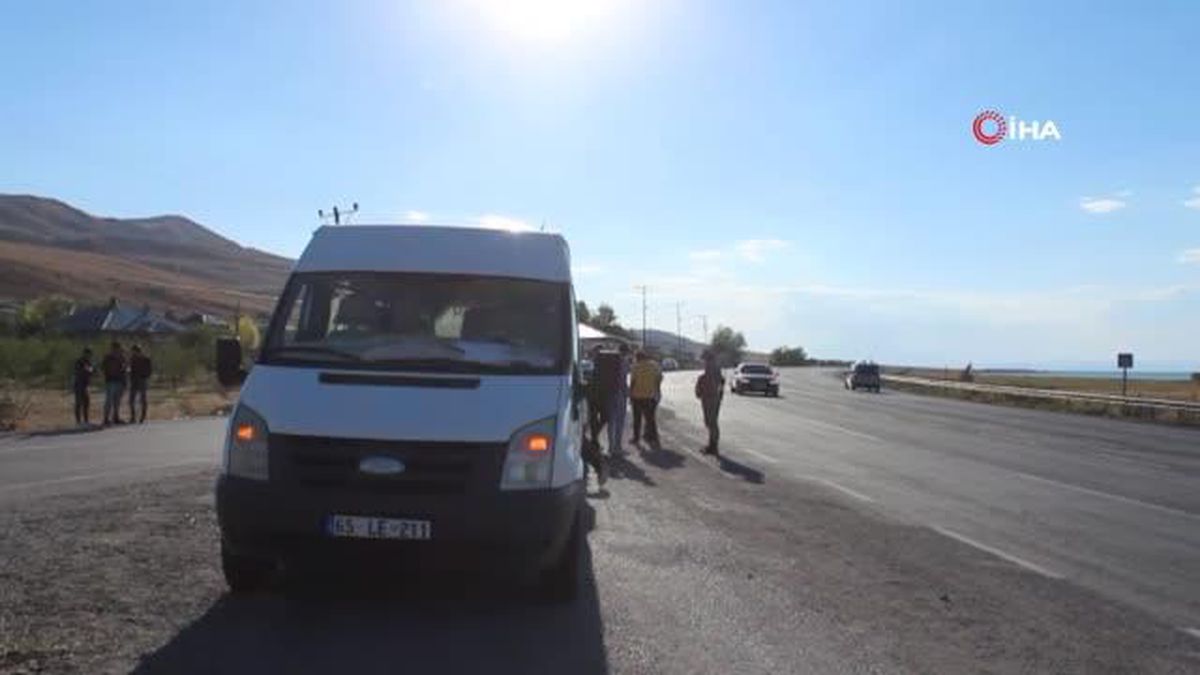 Seyir halinde giden minibüsten düşen 2 kişi yaralandı