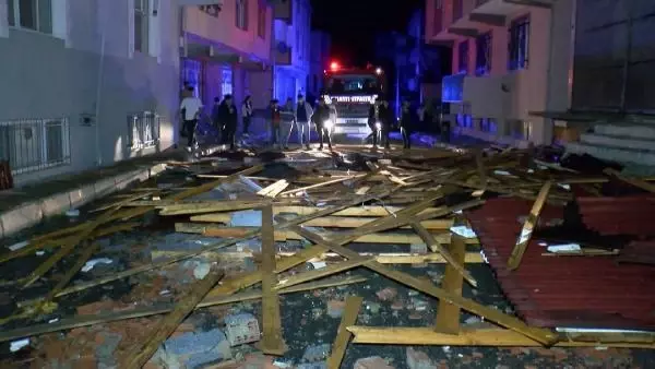 Sultangazi'de çatılar uçtu, araçlar zarar gördü, elektrik kesildi