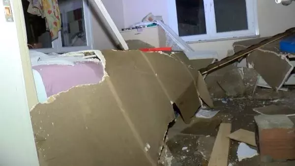 Sultangazi'de çatılar uçtu, araçlar zarar gördü, elektrik kesildi