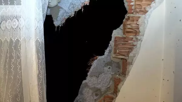 Sultangazi'de çatılar uçtu, araçlar zarar gördü, elektrik kesildi
