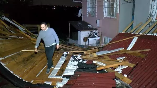 Sultangazi'de çatılar uçtu, araçlar zarar gördü, elektrik kesildi