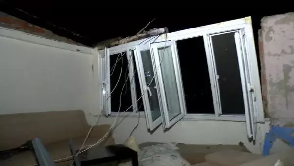 Sultangazi'de çatılar uçtu, araçlar zarar gördü, elektrik kesildi