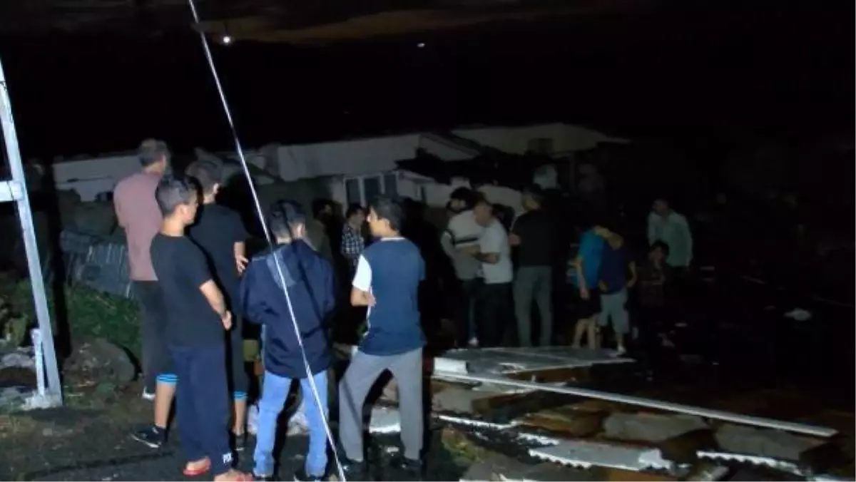 Sultangazi'de çatılar uçtu, bir kişi yaralandı