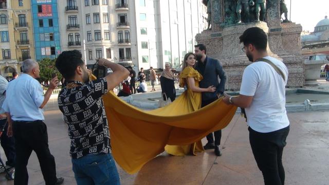 Taksim'de şaşırtan görüntüler! İranlı çiftler meydanda kıyafet değiştirip fotoğraf çektirdi