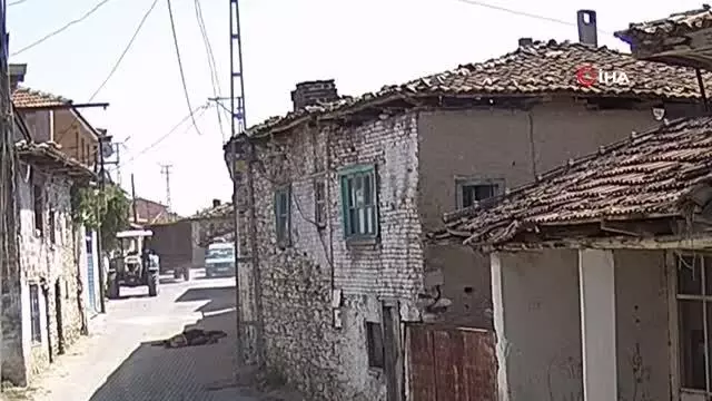 Son dakika haberi: Tarhana sermek isterken terastan düşen yaşlı kadın hayatını kaybetti...O anlar kameralara yansıdı