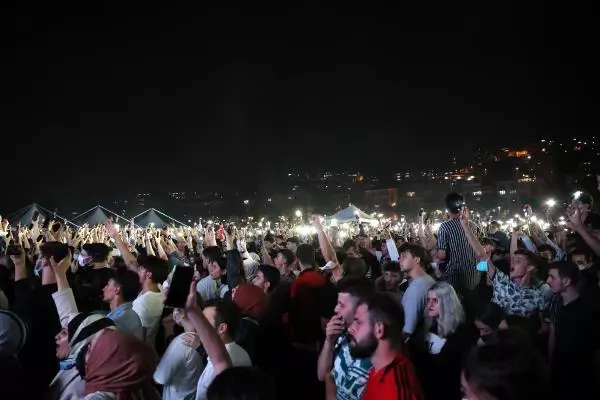 Trabzon Millet Bahçesi'nde Ekin Uzunlar rüzgarı