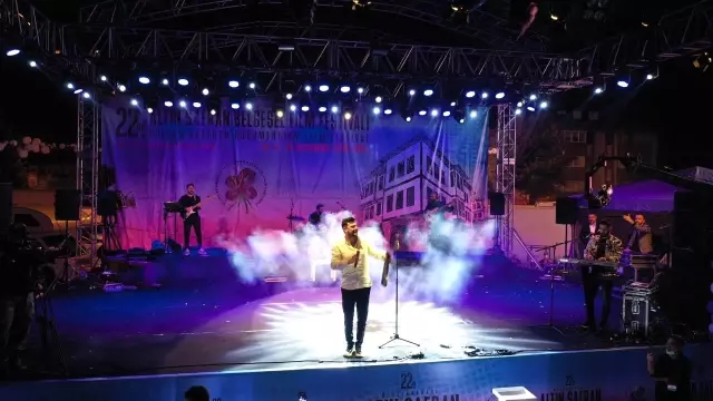 Ünlü şarkıcı Altın Safran Festivalinde hayranlarını coşturdu