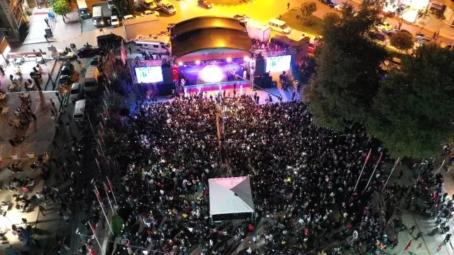 Ünlü şarkıcı Altın Safran Festivalinde hayranlarını coşturdu